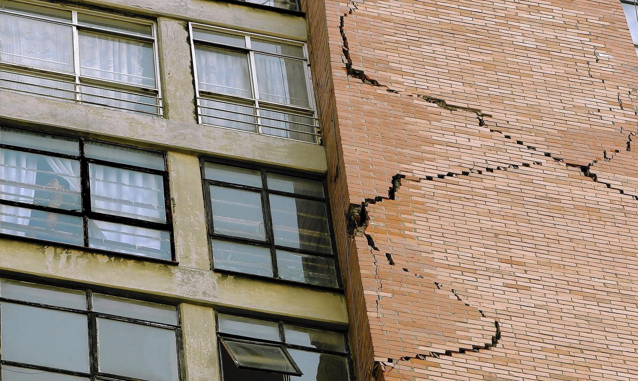 В ходе визуального осмотра здания на стене обнаружена трещина
